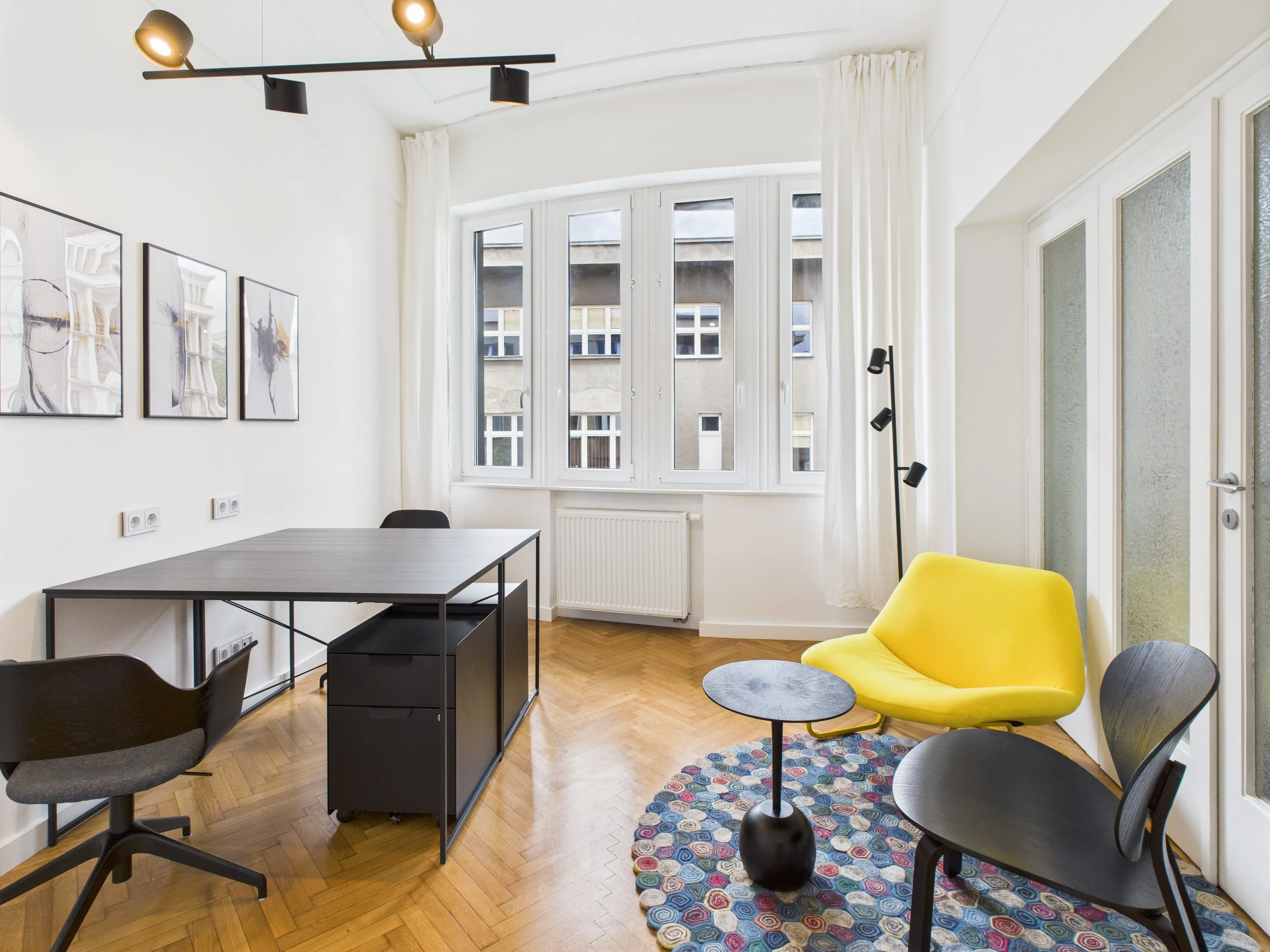 Kameralne biuro do wynajęcia – pokój żółty