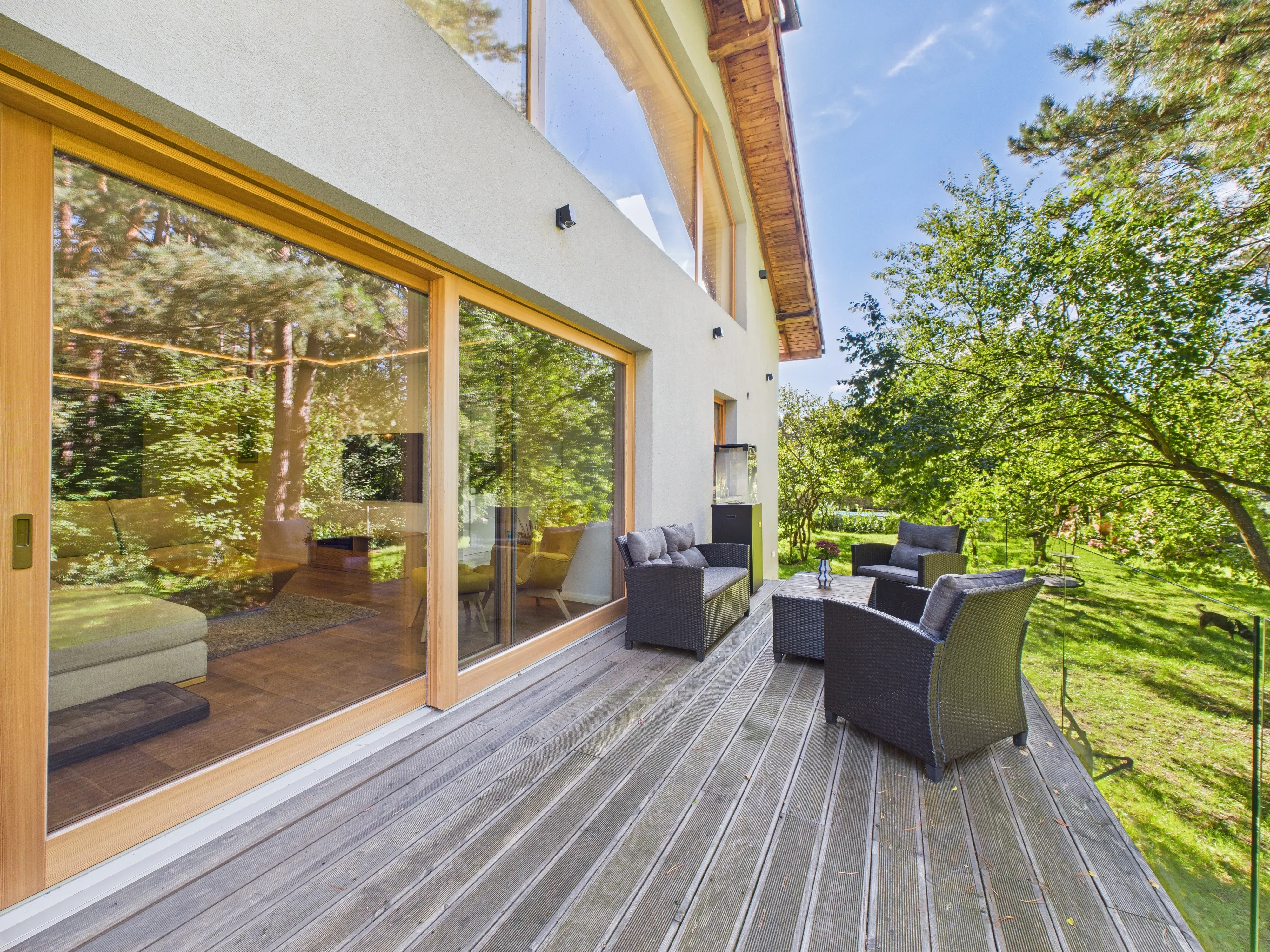 Tutaj chce się pić kawę na tarasie - piękny, funkcjonalny dom przy lesie